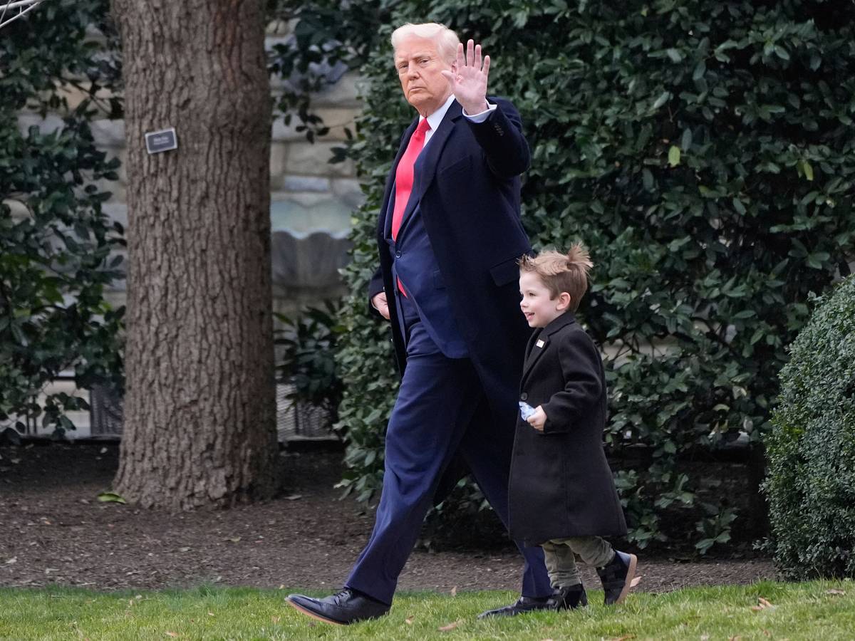 US-Präsident Donald Trump spaziert mit Musks Sohn X Æ A-Xii auf dem Südrasen des Weißen Hauses, bevor sie mit Marine One abfliegen.