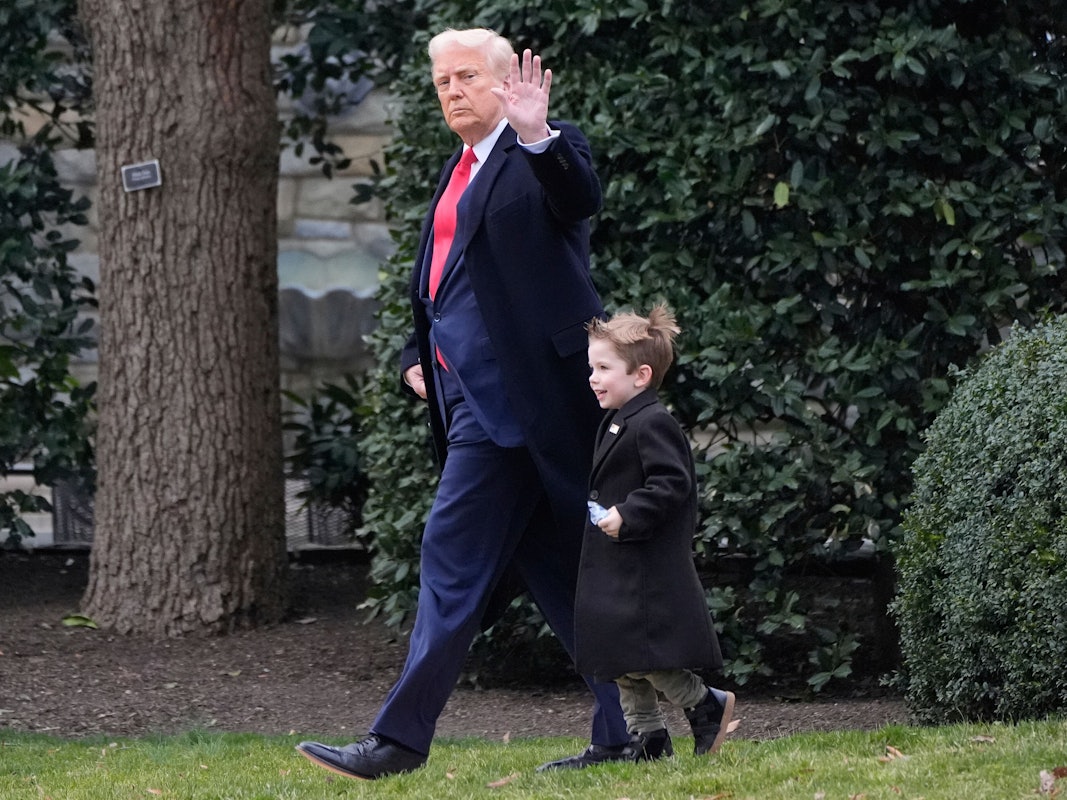 US-Präsident Donald Trump spaziert mit Musks Sohn X Æ A-Xii auf dem Südrasen des Weißen Hauses, bevor sie mit Marine One abfliegen.