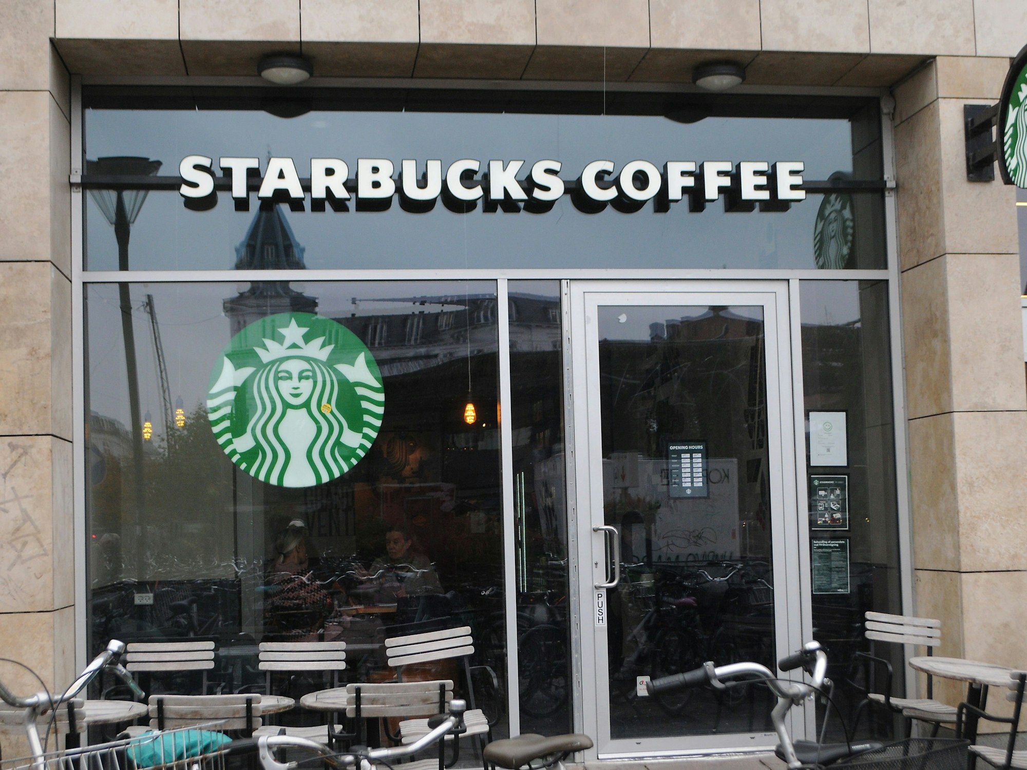 Eine Starbucks-Filiale von außen.