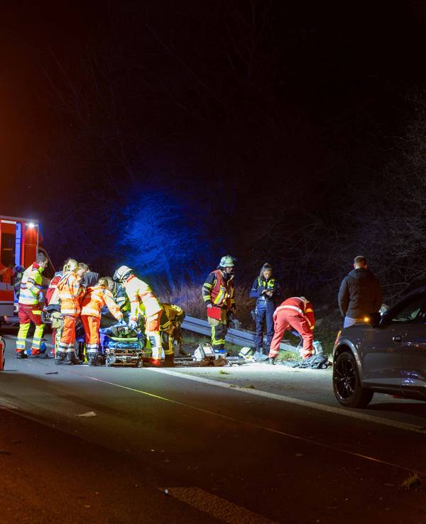 Einsatzkräfte kümmern sich nach einem Verkehrsunfall auf der Autobahn 52 um einen Verletzten. Bei dem Verkehrsunfall ist eine 54-jährige Frau lebensgefährlich verletzt worden.