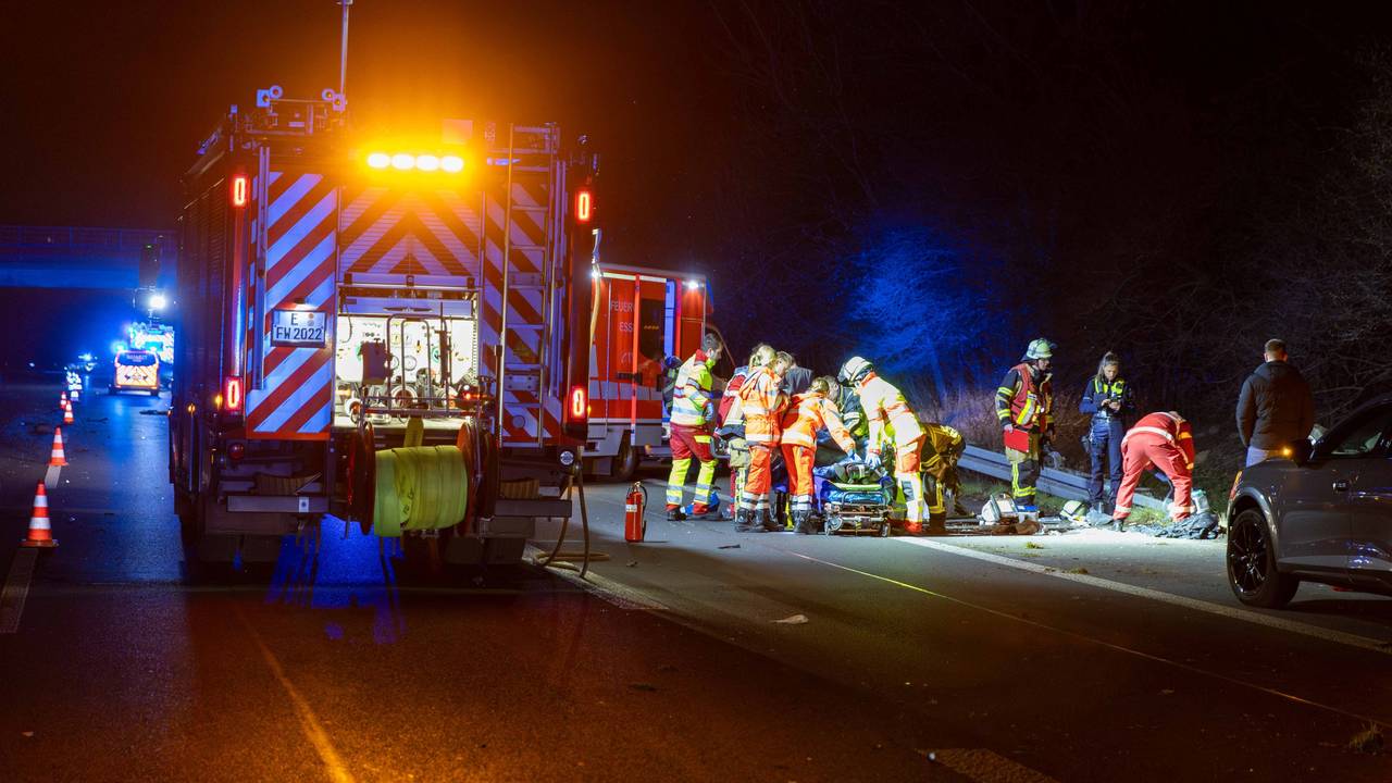 Einsatzkräfte kümmern sich nach einem Verkehrsunfall auf der Autobahn 52 um einen Verletzten. Bei dem Verkehrsunfall ist eine 54-jährige Frau lebensgefährlich verletzt worden.
