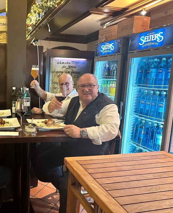 Vier Männer sitzen in einem Lokal an einem Tisch.
