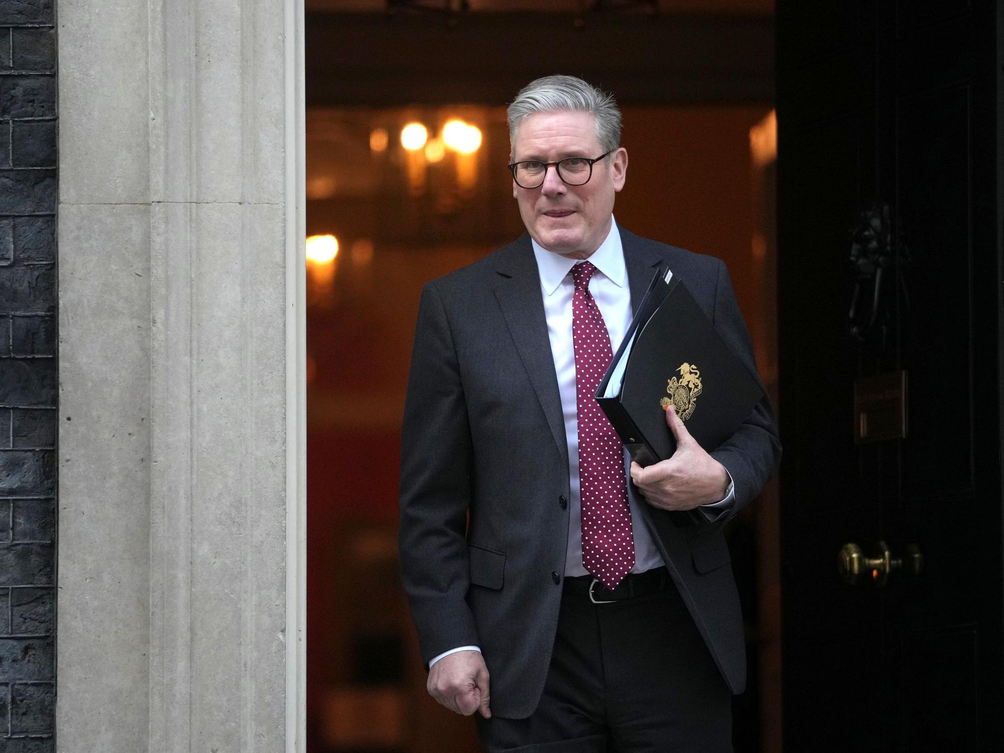 Der britische Premier Sir Keir Starmer verlässt am 3. März 2025 Downing Street 10.