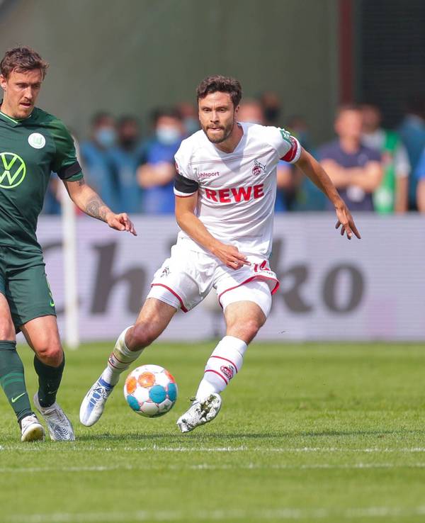 Max Kruse im Duell mit Jonas Hector.