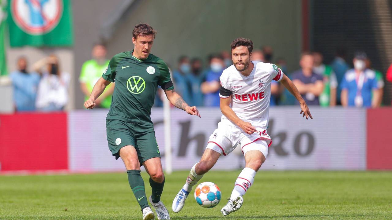 Max Kruse im Duell mit Jonas Hector.
