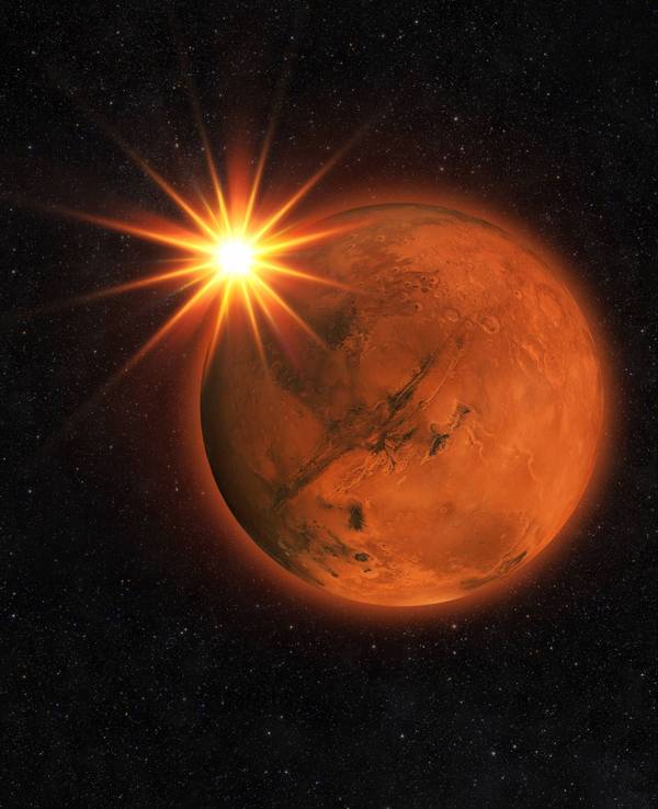 Roter Planet Mars mit Sonnenstrahlen am Sternenhimmel.