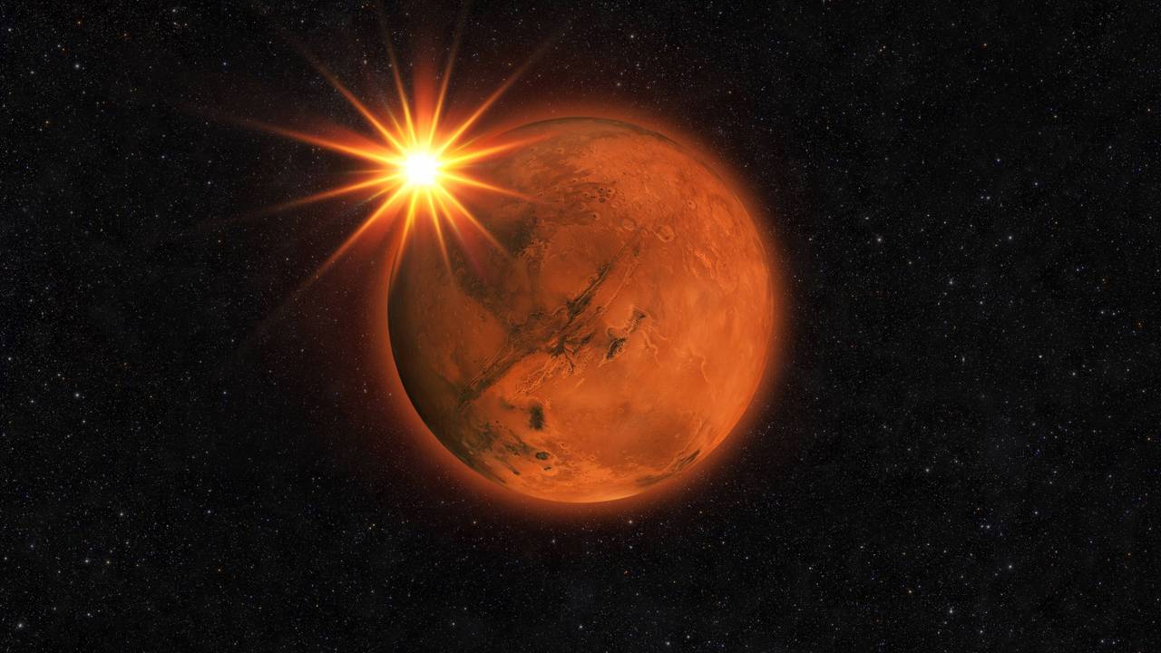 Roter Planet Mars mit Sonnenstrahlen am Sternenhimmel.