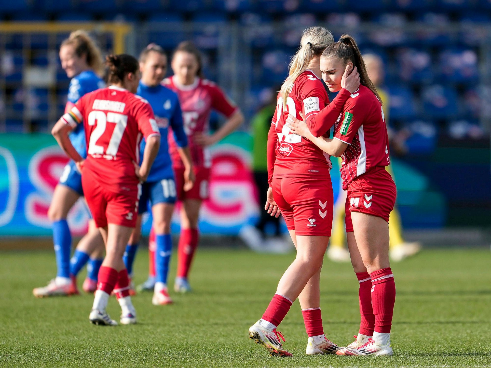 Die Frauen des 1. FC Köln mussten sich nach der deutlichen Niederlage am Samstag (15. März 2025) gegen Hoffenheim gegenseitig trösten.