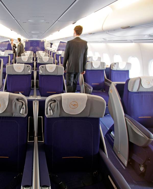 Journalisten besteigen für einen Übungsflug einen Airbus A380 am Dienstag (01.06.2010) auf dem Flughafen Leipzig/Halle. Auf dem Airport Leipzig/Halle üben Lufthansa-Piloten bis zum Abend das Starten und Landen mit dem größten Passagierflugzeug der Welt, bevor sie wieder nach Frankfurt/Main zurückfliegen.