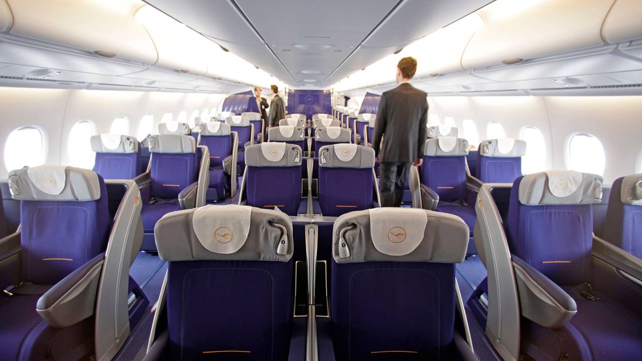 Journalisten besteigen für einen Übungsflug einen Airbus A380 am Dienstag (01.06.2010) auf dem Flughafen Leipzig/Halle. Auf dem Airport Leipzig/Halle üben Lufthansa-Piloten bis zum Abend das Starten und Landen mit dem größten Passagierflugzeug der Welt, bevor sie wieder nach Frankfurt/Main zurückfliegen.