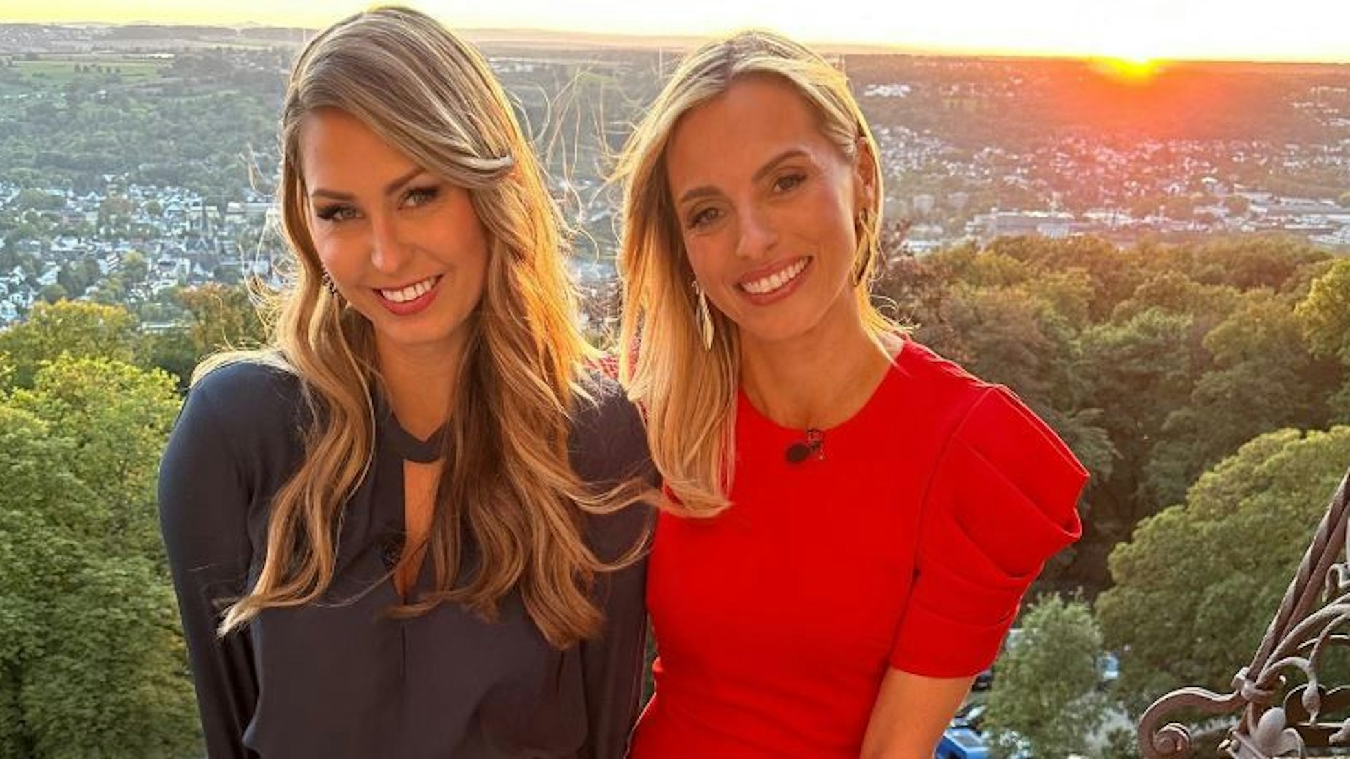 Sarah Schreiber (l.) und Lisa Nüdling kennen sich aus der ZDF-Show „Bares für Rares“ und sind gute Freundinnen geworden.
