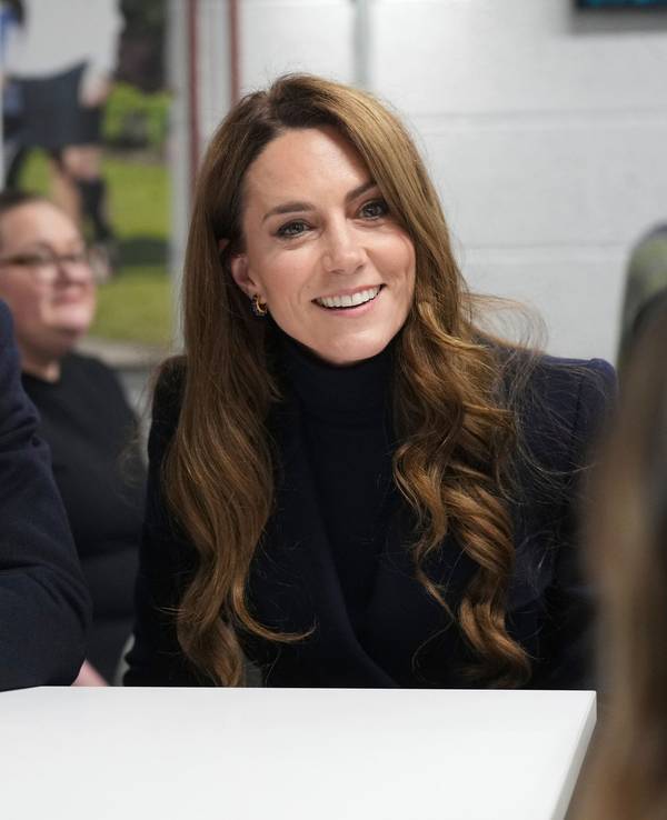 Der britische Prinz William, Schirmherr der walisischen Rugby-Union (WRU), und Kate, die Prinzessin von Wales, Schirmherrin der Rugby-Fußball-Union (RFU), treffen verletzte Spieler, die vom Welsh Rugby Charitable Trust unterstützt werden, während sie das Sechs-Nationen-Spiel Wales gegen England im Principality Stadium in Cardiff besuchen.