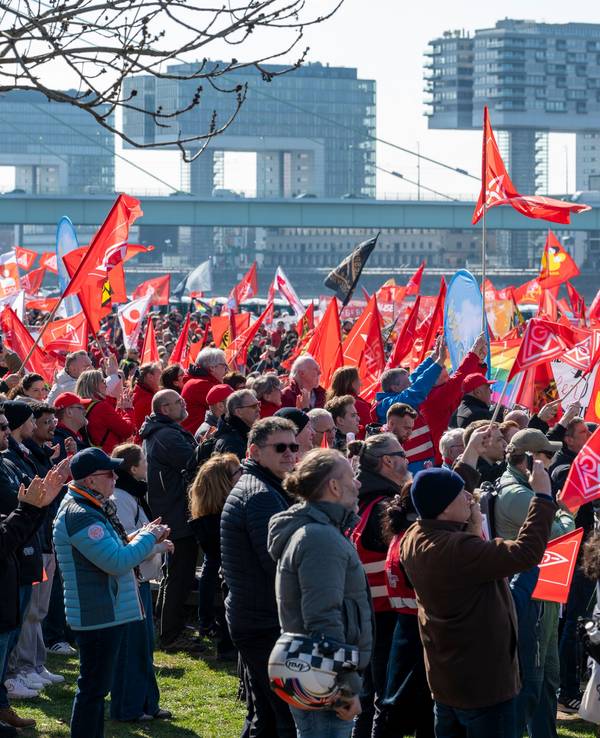Tausende Menschen bei einer Demo.