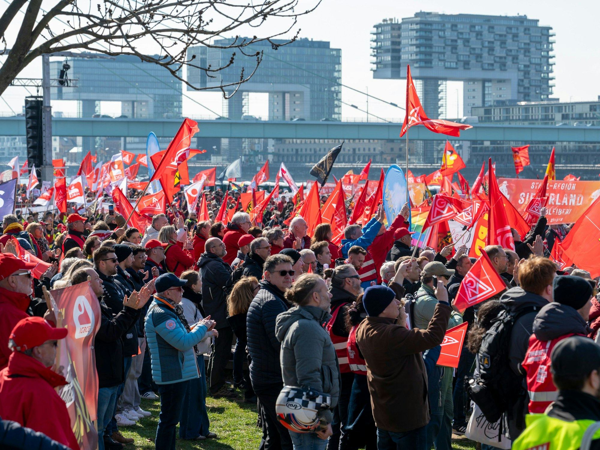 Tausende Menschen bei einer Demo.