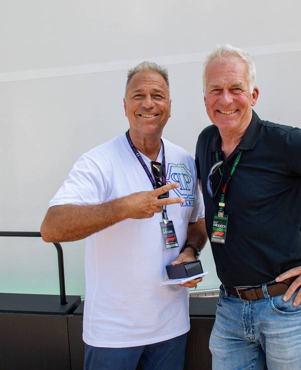 Kai Ebel und Christian Danner lächeln in die Kamera.