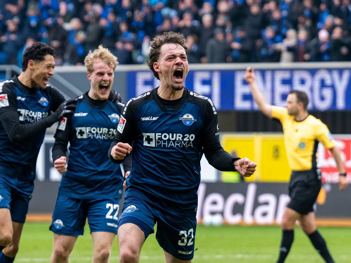 Aaron Zehnter jubelt mit geballten Fäusten im Trikot des SC Paderborn.