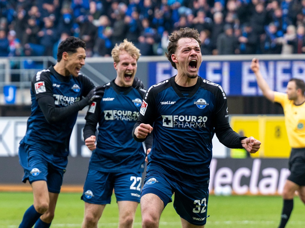 Aaron Zehnter jubelt mit geballten Fäusten im Trikot des SC Paderborn.