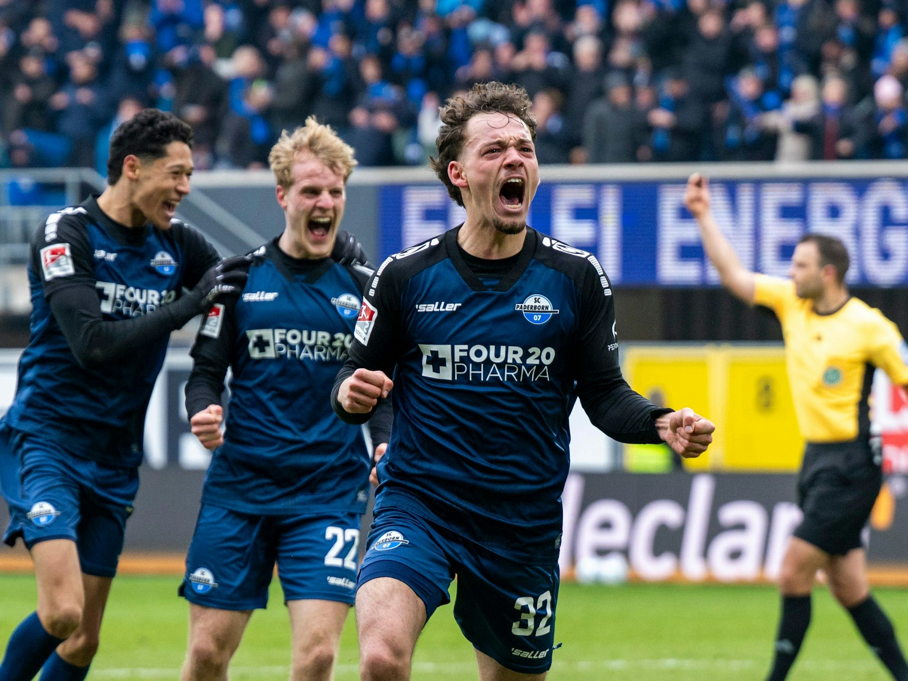 Aaron Zehnter jubelt mit geballten Fäusten im Trikot des SC Paderborn.