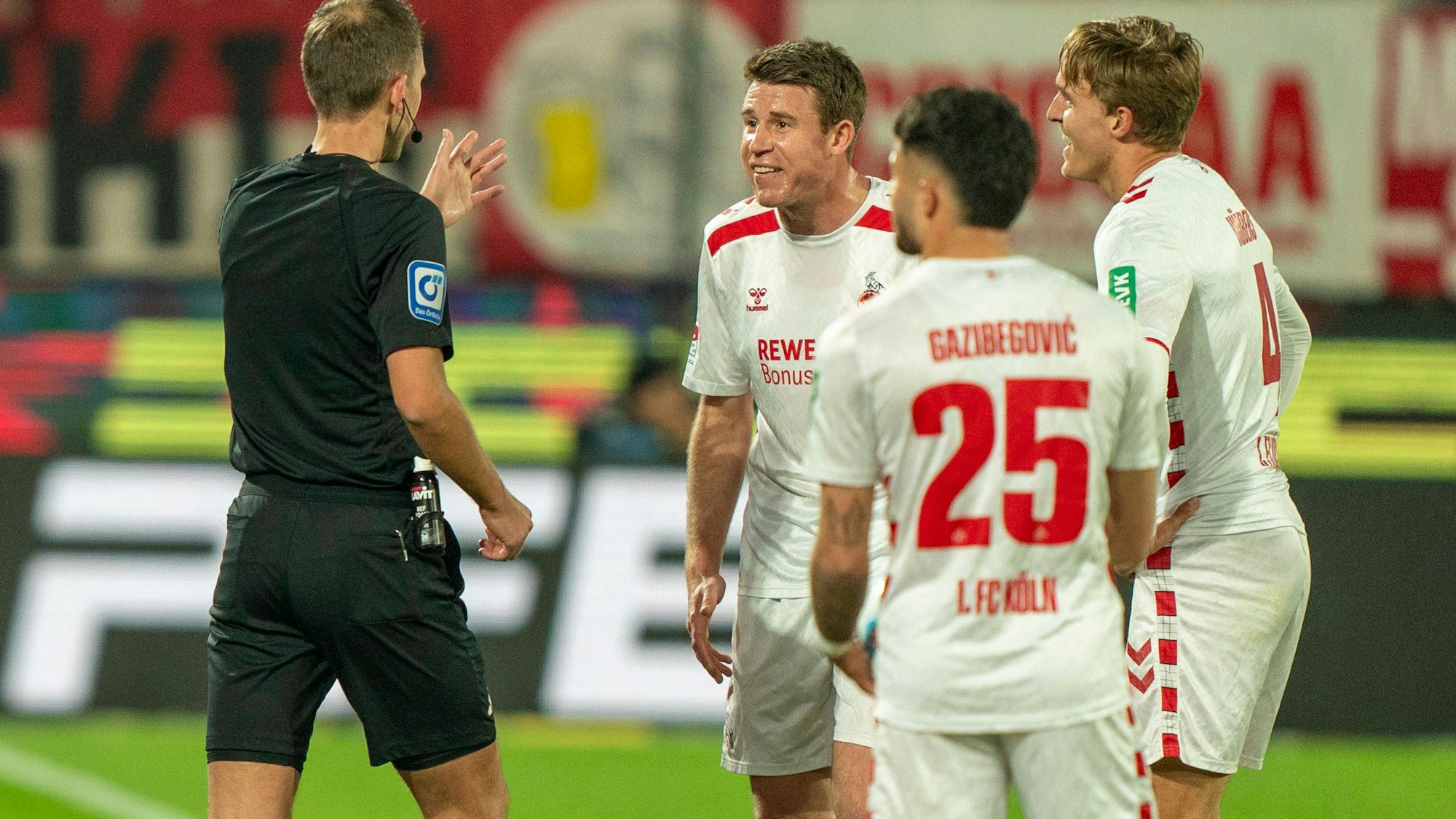 Florian Heft (DFB-Schiedsrichter) entscheidet auf Elfmeter für Darmstadt. Timo Hübers, Dominique Heintz und Jusuf Gazibegovic (alle 1. FC Köln) sind fassungslos.