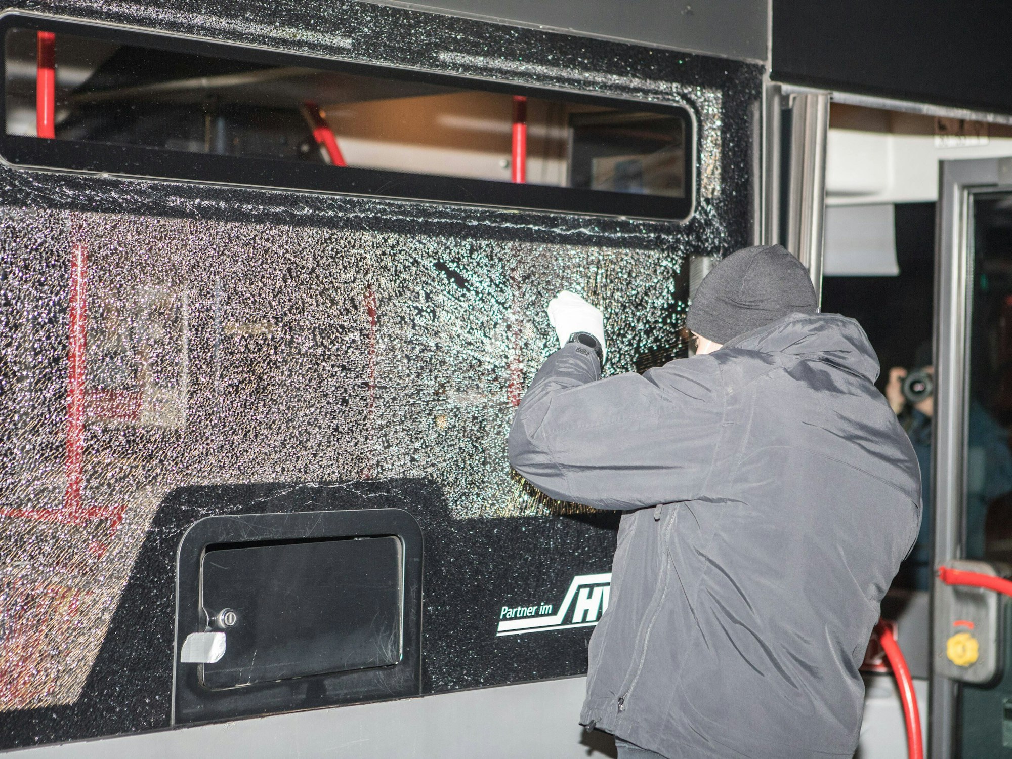 Das Foto zeigt einen Polizisten im März 2021, der in Hamburg einen Linienbus untersucht, auf den damals geschossen wurde.