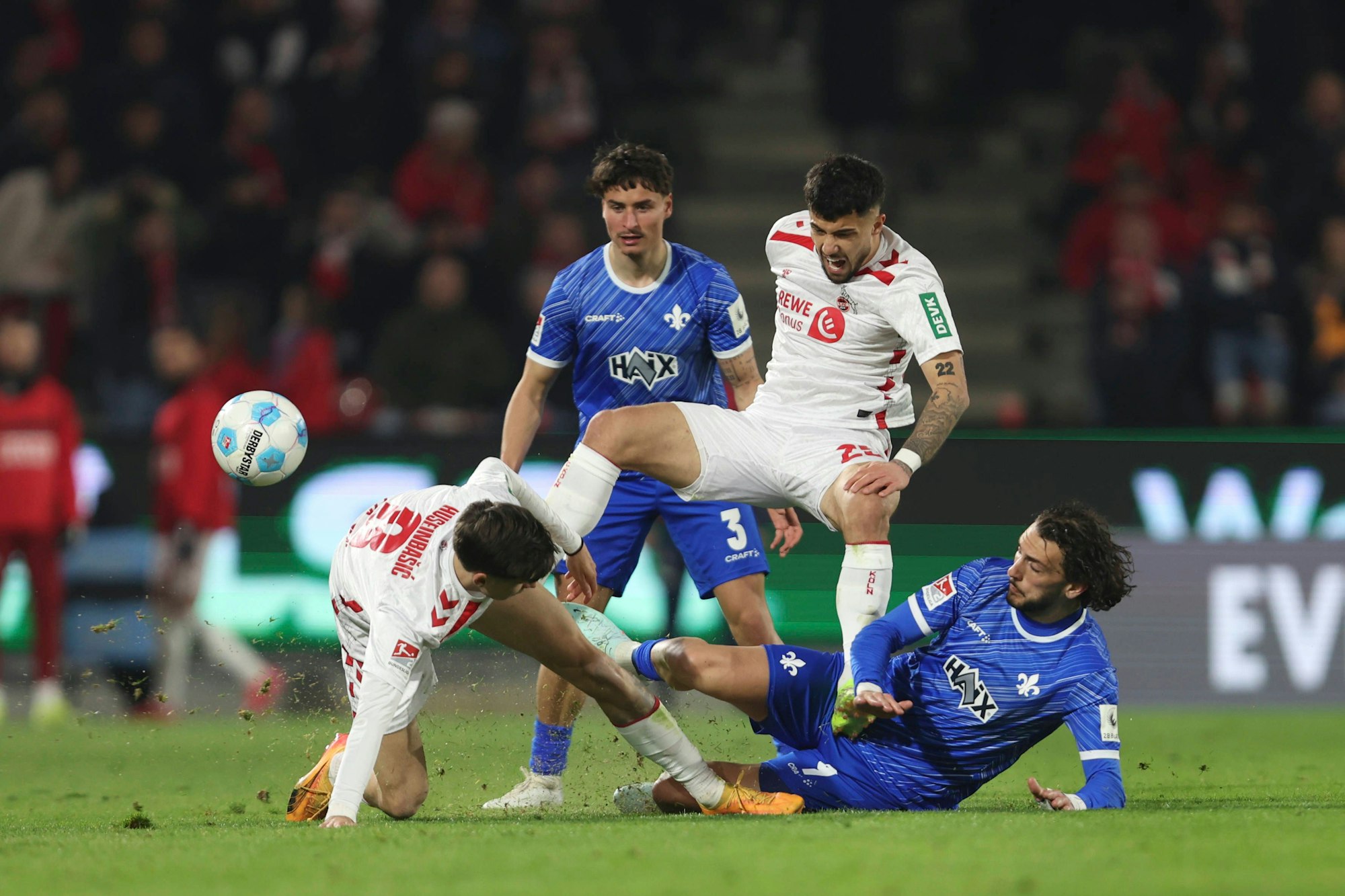 Fraser Hornby (SV Darmstadt 98) grätschte Kölns Jusuf Gazibegovic vom Platz.