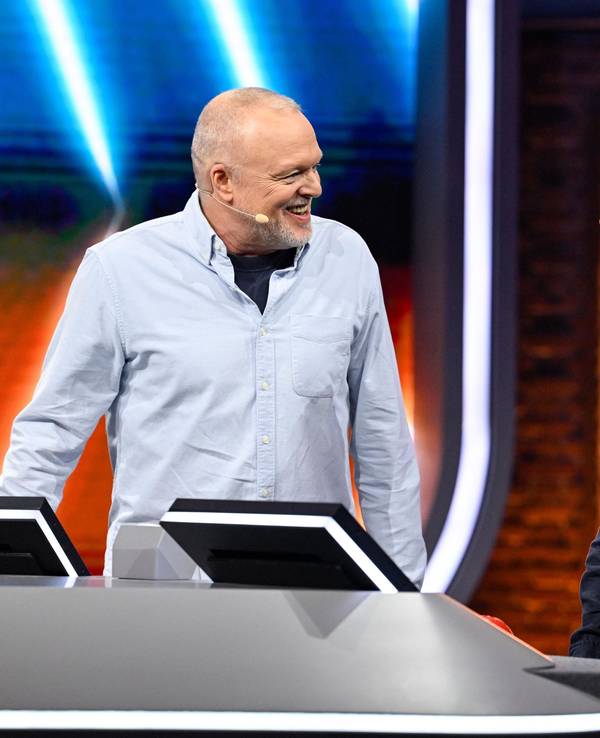 HANDOUT - Die von RTL zur Verfügung gestellte Aufnahme zeigt Stefan Raab (l) und Michael Bully Herbig bei der Fernsehsendung «Stefan und Bully gegen irgendson Schnulli» auf RTL+.