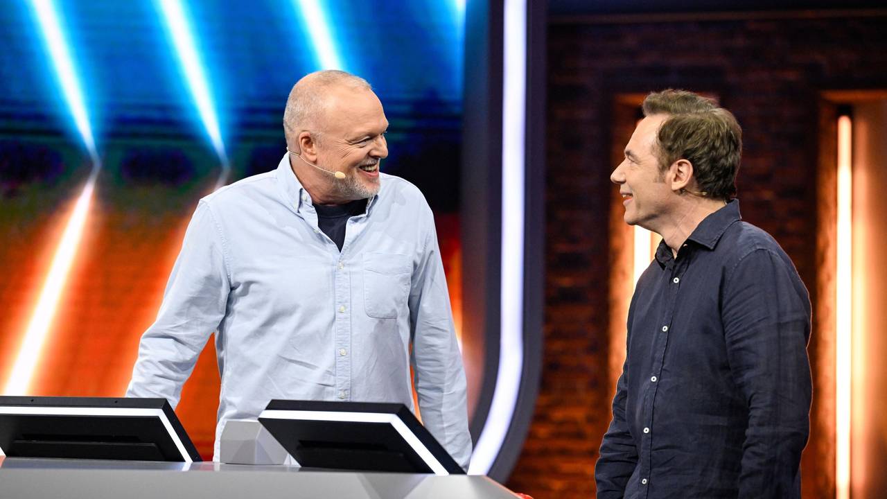 HANDOUT - Die von RTL zur Verfügung gestellte Aufnahme zeigt Stefan Raab (l) und Michael Bully Herbig bei der Fernsehsendung «Stefan und Bully gegen irgendson Schnulli» auf RTL+.