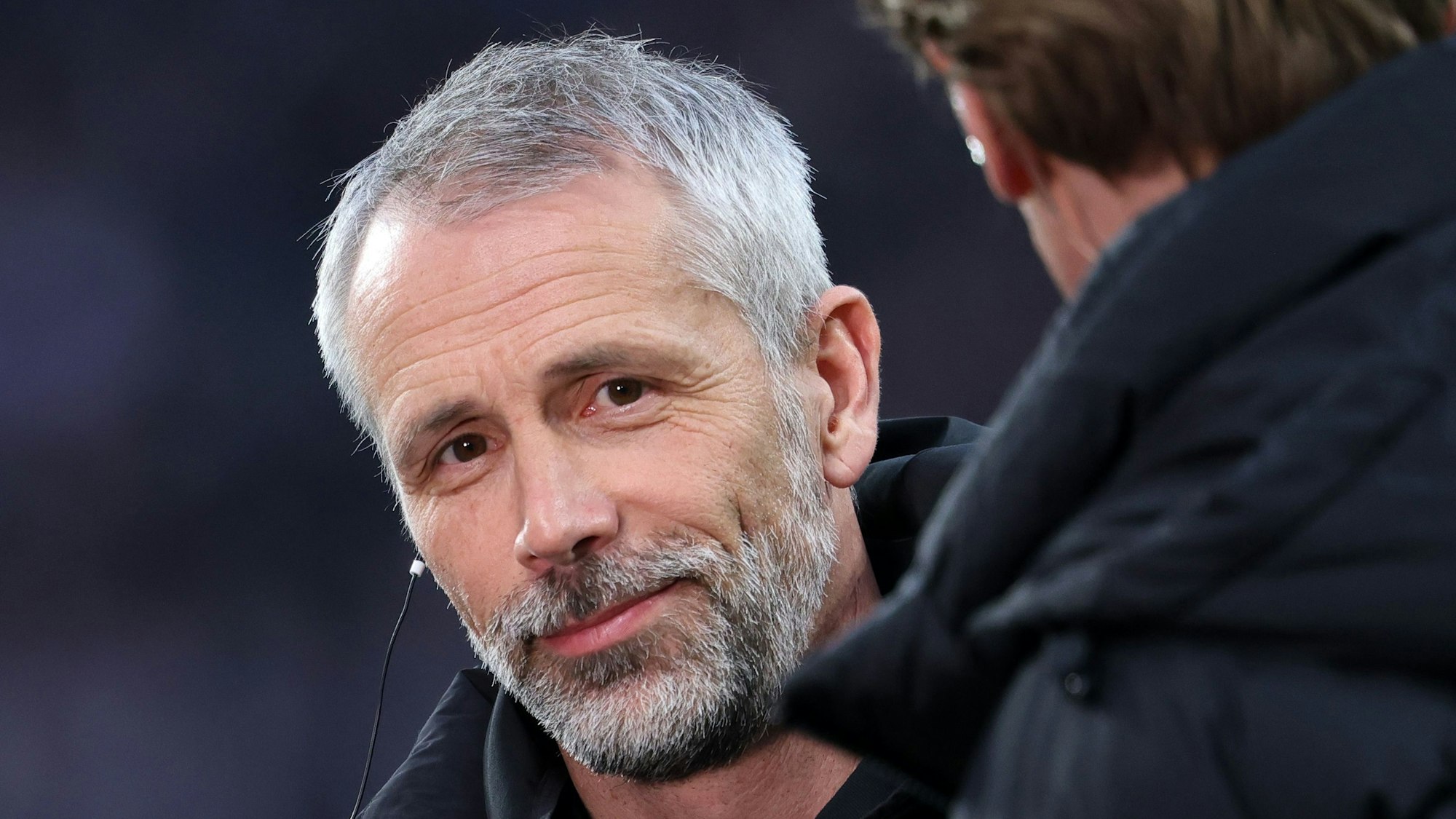 Marco Rose lächelt bei einem Spiel von RB Leipzig.