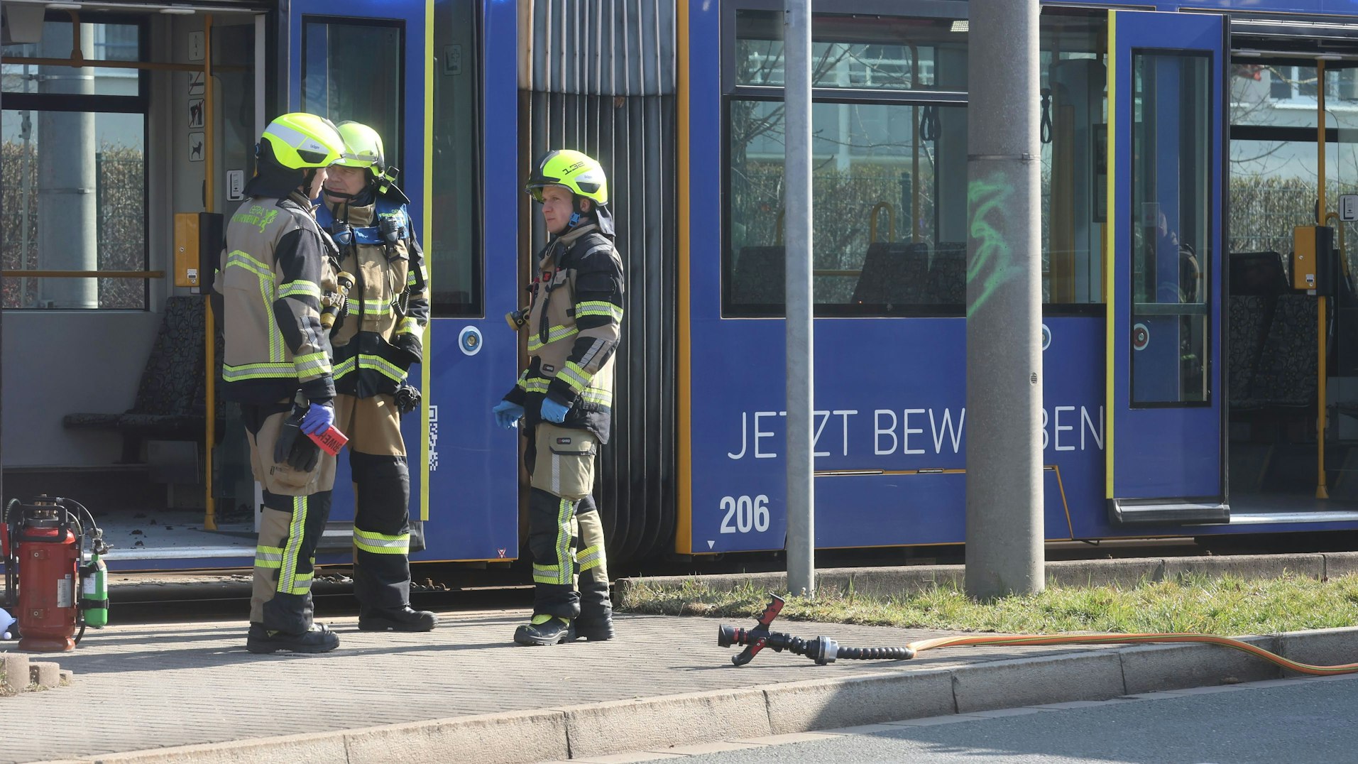 Einsatzkräfte von Polizei und Feuerwehr sind nach einem Brandanschlag in einer Straßenbahn in Gera im Einsatz.