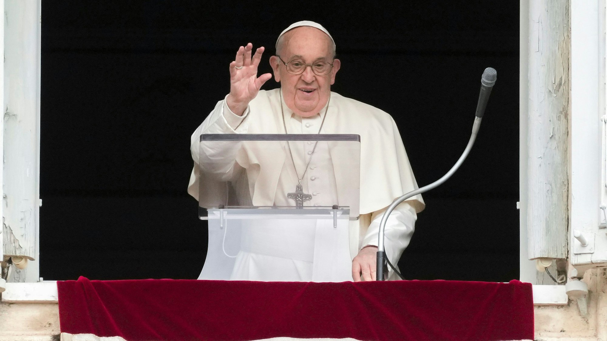 Papst Franziskus spricht am Ostermontag 2024 seinen Segen, während er das Angelus-Mittagsgebet aus einem Fenster mit Blick auf den Petersplatz im Vatikan winkt.