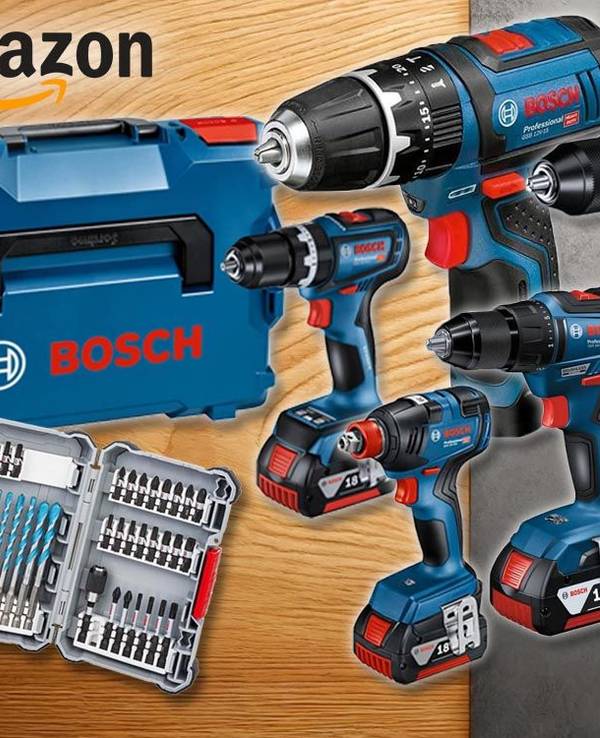 Im Amazon Werkzeug Sale verschiedene Bosch Professional Akku-Bohrschrauber und Schlagbohrschrauber GSB 12V-15, GSR 12V-15, GSR 18V-90 C, GSR 18V-55 und mehr vor einem Hintergrund aus Holz und glattem Beton.