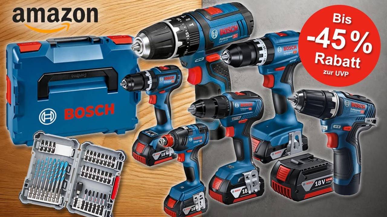 Im Amazon Werkzeug Sale verschiedene Bosch Professional Akku-Bohrschrauber und Schlagbohrschrauber GSB 12V-15, GSR 12V-15, GSR 18V-90 C, GSR 18V-55 und mehr vor einem Hintergrund aus Holz und glattem Beton.