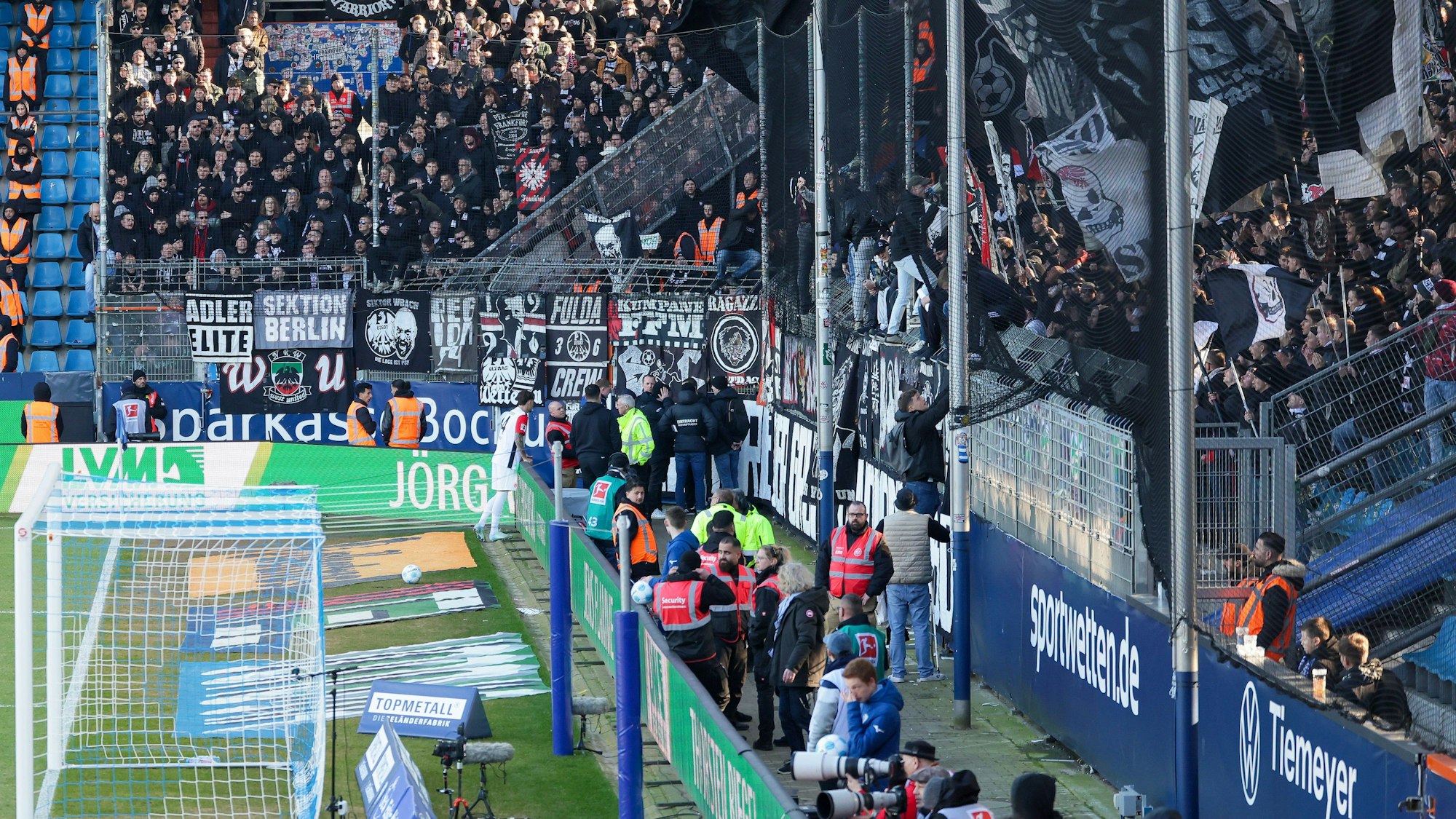 Der Gästeblock in Bochum beim Spiel gegen Eintracht Frankfurt.