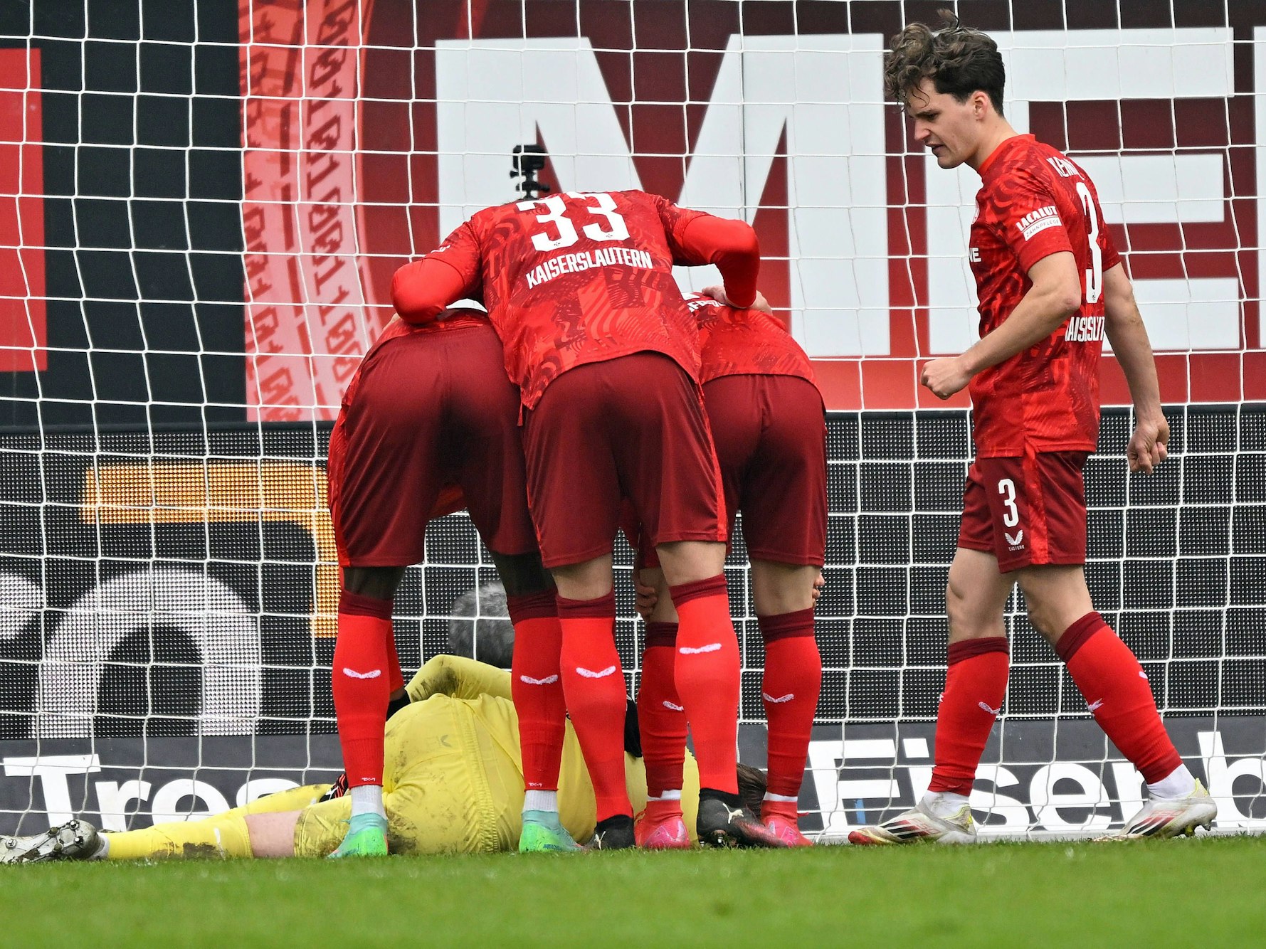 Julian Krahl liegt verletzt am Boden.