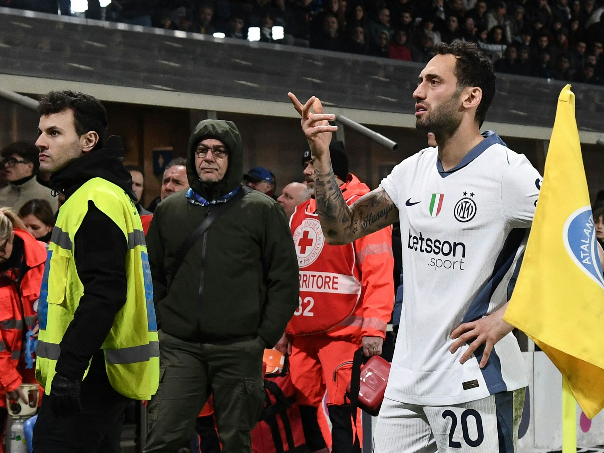 Hakan Calhanoglu blickt besorgt auf die Tribüne