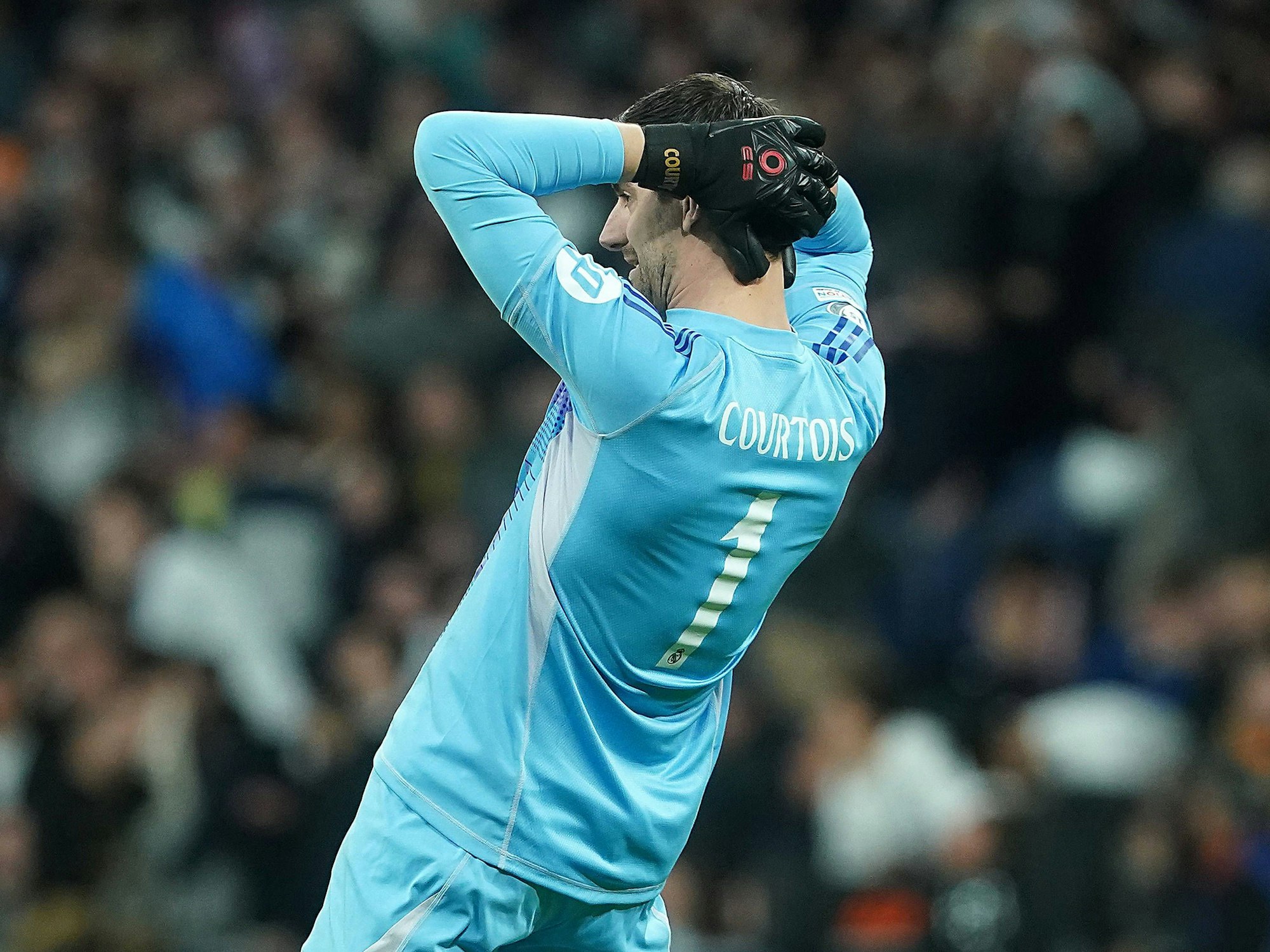 Thibaut Courtois schlägt die Hände hinter dem Kopf zusammen.