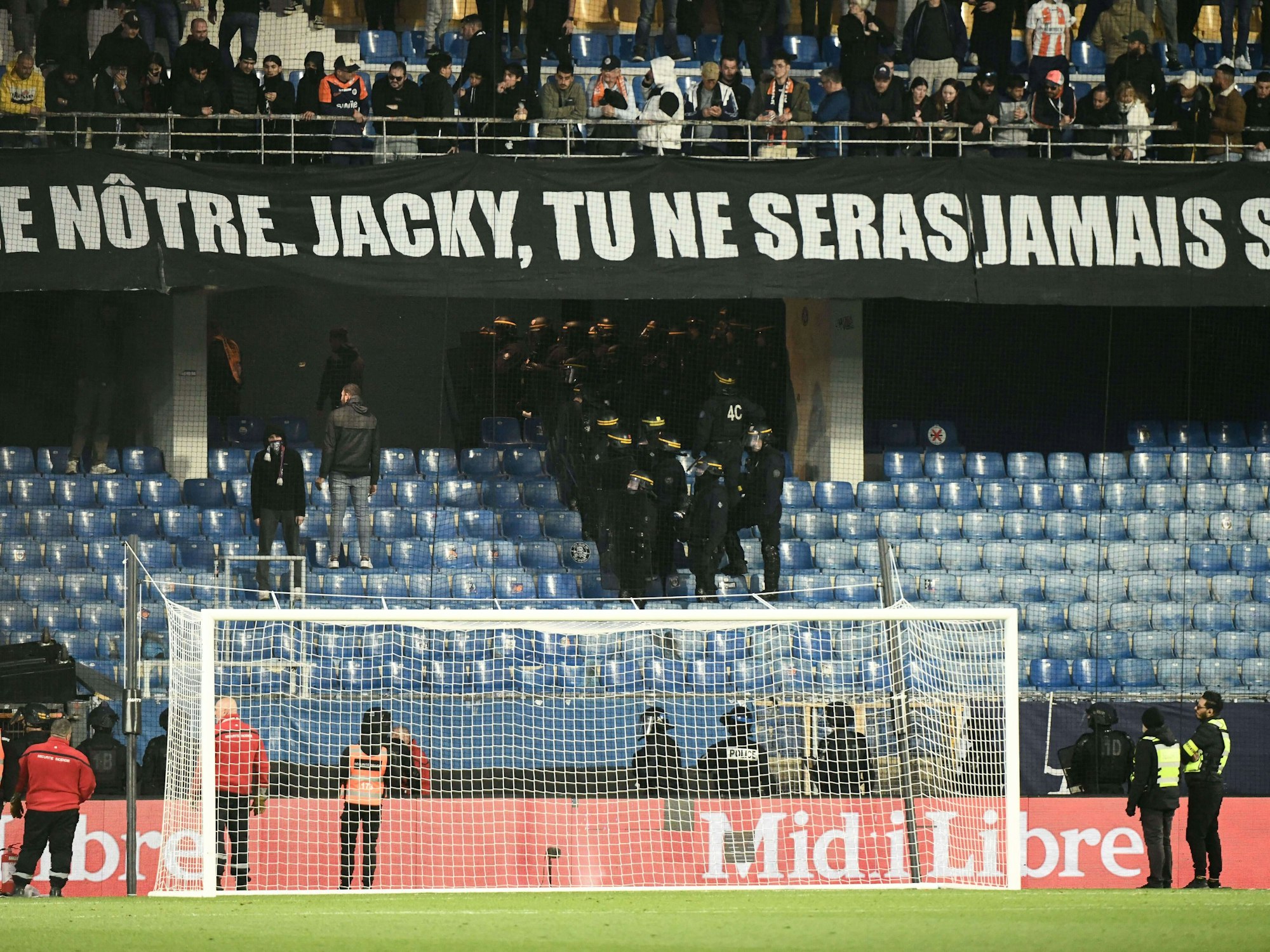 Die leergeräumte Tribüne nach dem Abbruch des Spiels.
