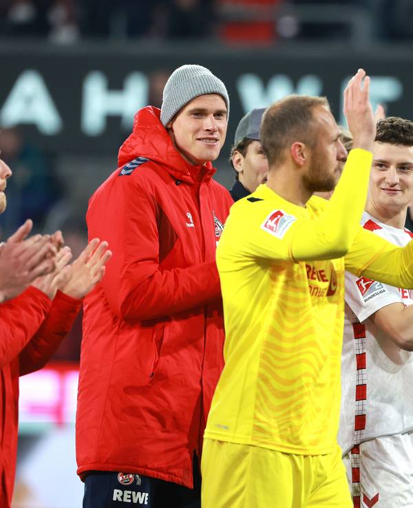 Applaus vor der Südtribüne für Marvin Schwäbe (1. FC Köln).