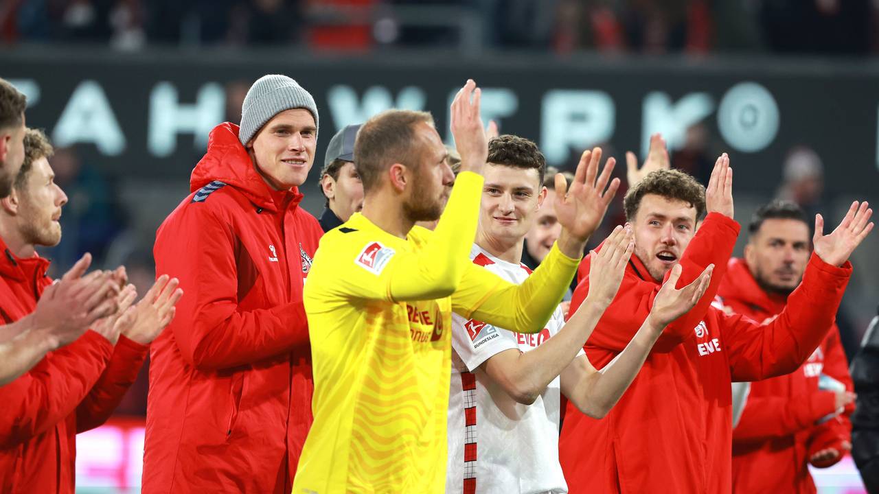 Applaus vor der Südtribüne für Marvin Schwäbe (1. FC Köln).