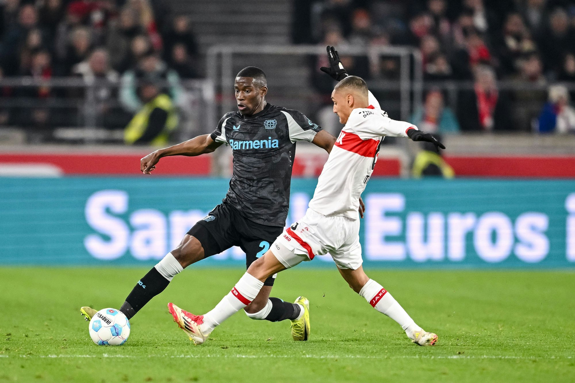 Enzo Millot (r.) und Nordi Mukiele kämpfen um den Ball.