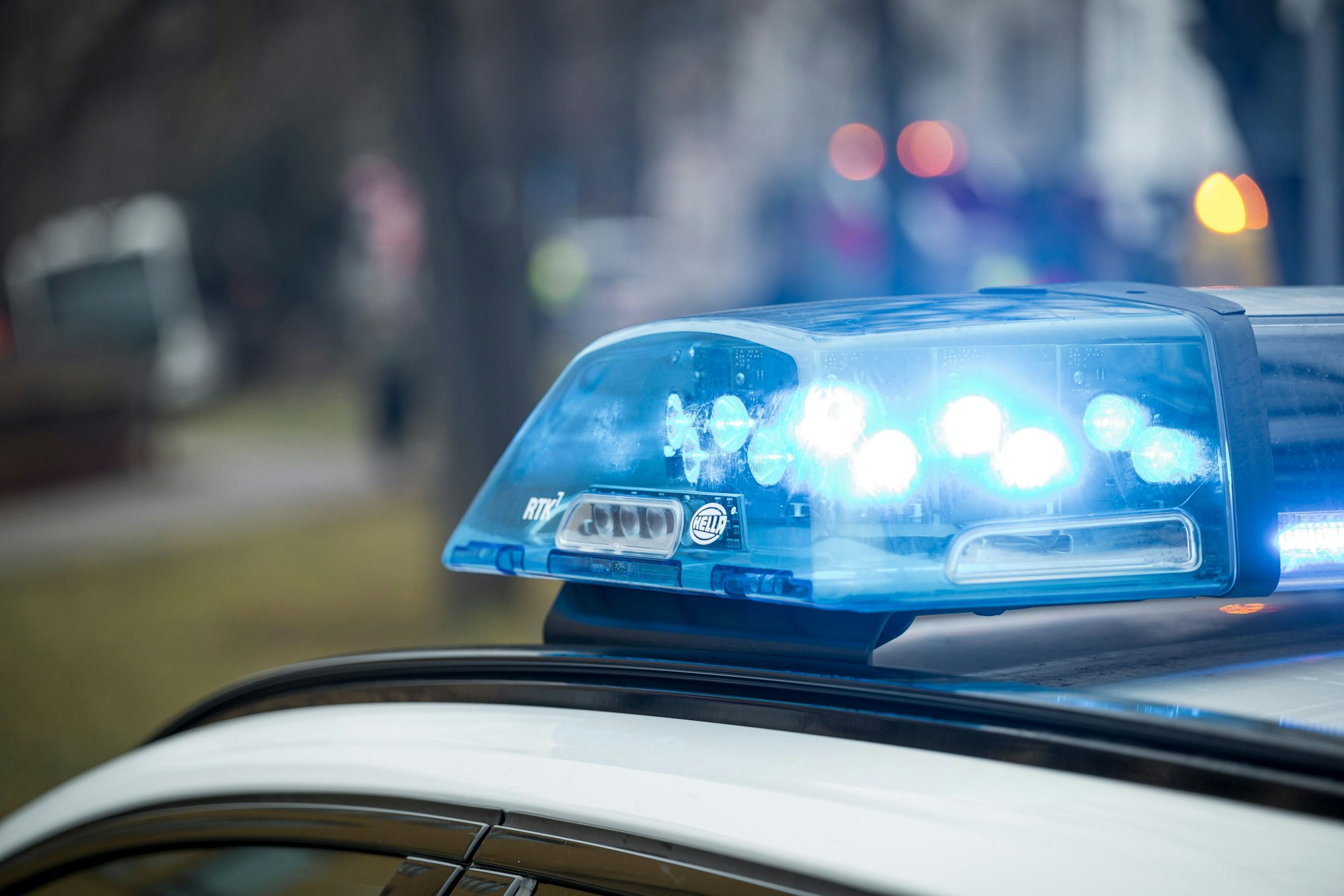 Blaulicht auf einem Einsatzfahrzeug der Polizei am Unfallort.