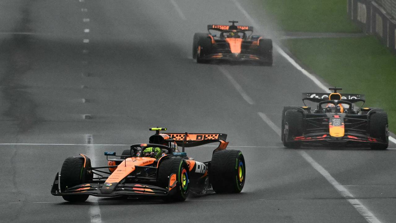 McLaren's British driver Lando Norris (L) drives ahead of Red Bull Racing's Dutch driver Max Verstappen (R) and McLaren's Australian driver Oscar Piastri during the Australian Formula One Grand Prix at Albert Park Circuit in Melbourne on March 16, 2025. (Photo by Saeed KHAN / AFP) / -- IMAGE RESTRICTED TO EDITORIAL USE - STRICTLY NO COMMERCIAL USE --
