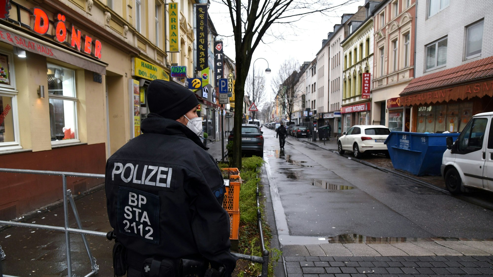 Die Polizei bei einer Razzia auf der Keupstraße (Symbolfoto). Am 19. Dezember wurde dort ein Café durchsucht.