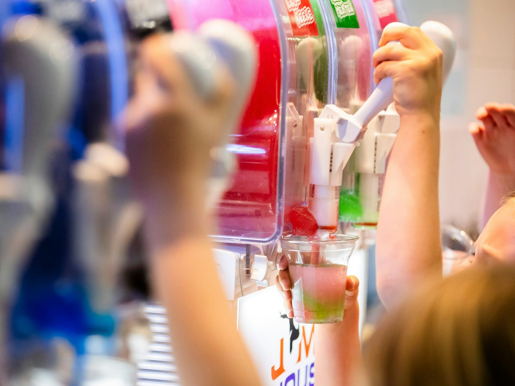 Kinder befüllen ihre Becher bei einem Kindergeburtstag mit Slush-Eis in verschiedenen Geschmackssorten. Fachleute warnen vor der Gefahr, die vor allem für kleine Kinder ausgeht.