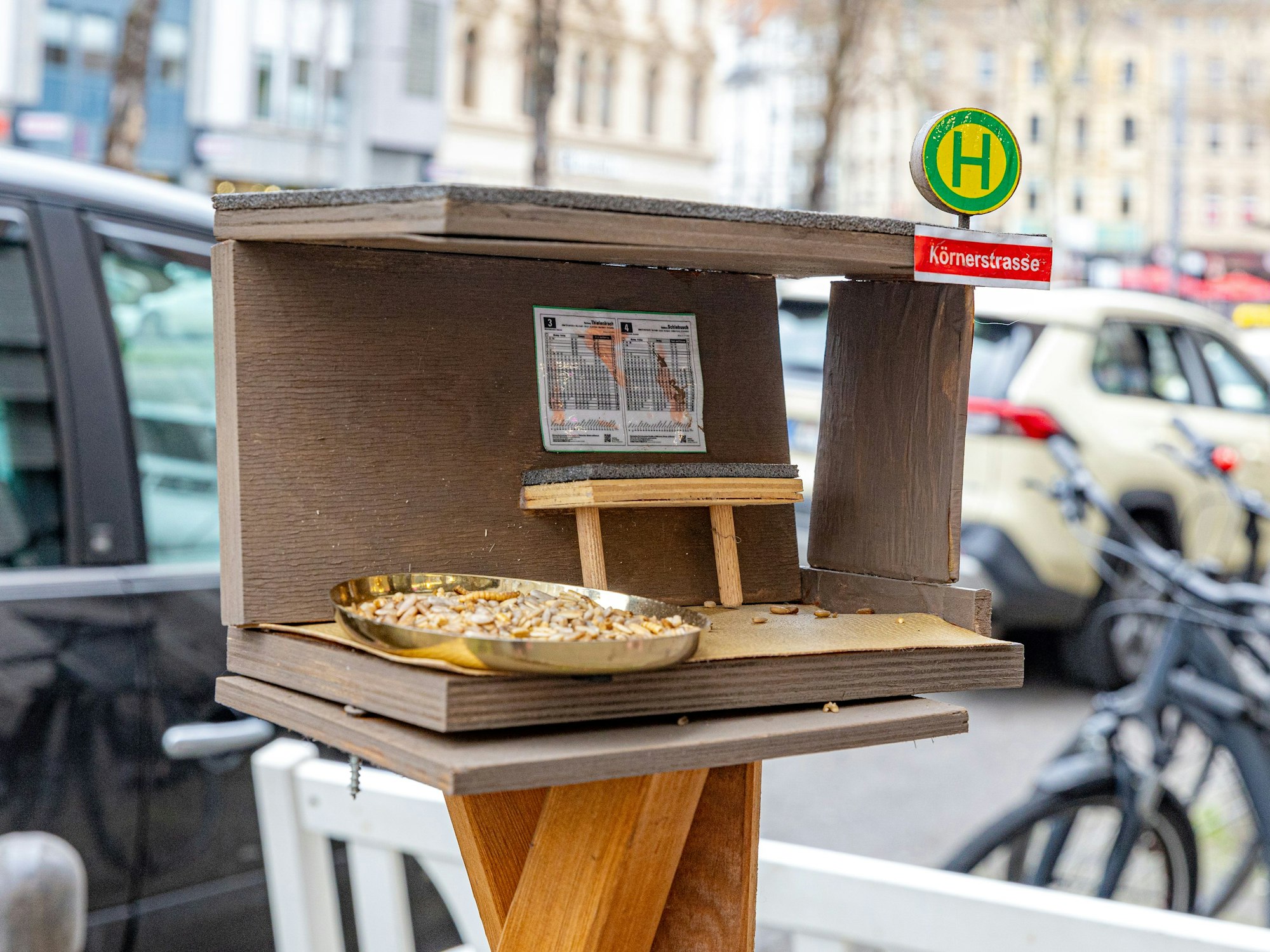 Ein Vogelhaus im Stil der Haltestelle Körnerstraße steht in der Kölner Südstadt.