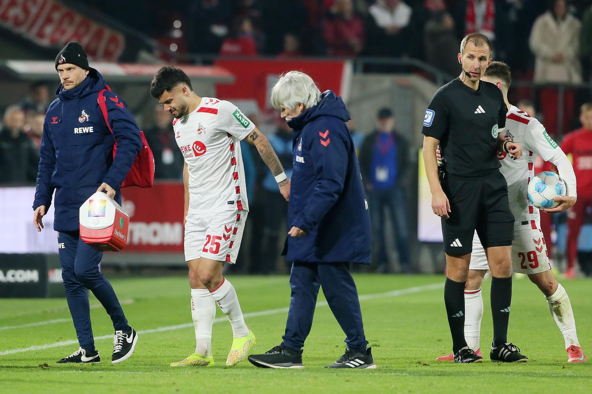 1. FC Köln gegen Darmstadt 98: Jusuf Gazibegovic (1. FC Köln) muss verletzt ausgewechselt werden.