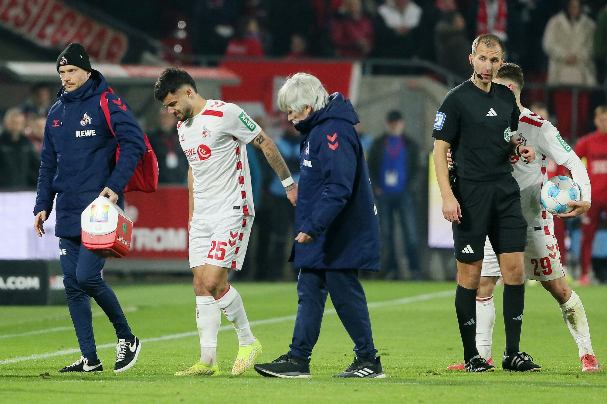 1. FC Köln gegen Darmstadt 98: Jusuf Gazibegovic (1. FC Köln) muss verletzt ausgewechselt werden.