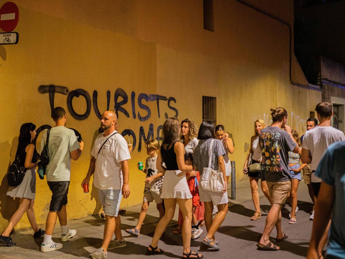 Ein Graffiti in Barcelona zeigt eine eindeutige Botschaft (2023): „Tourists go home“ – „Touristen, geht nach Hause“, steht dort.