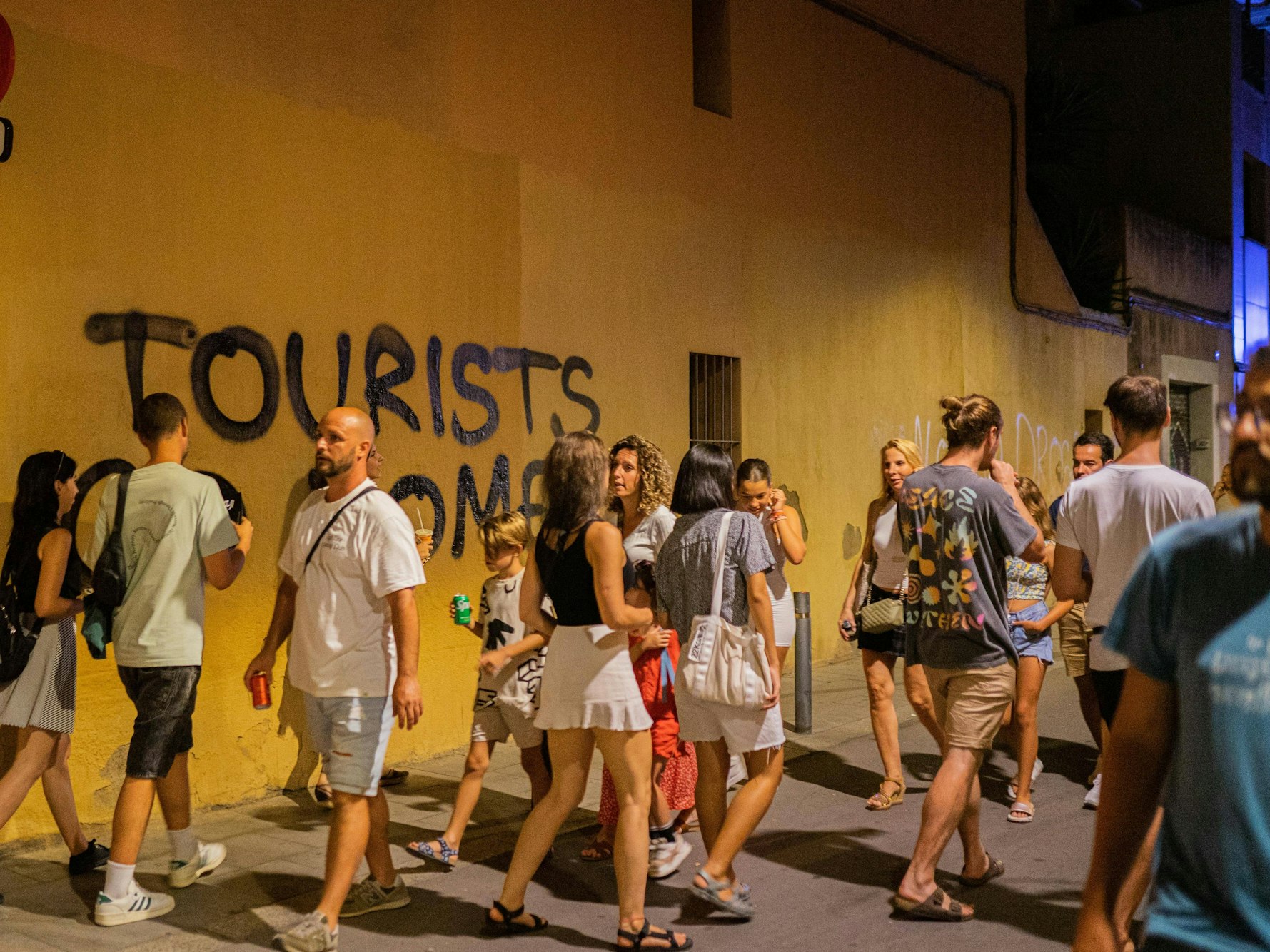 Ein Graffiti in Barcelona zeigt eine eindeutige Botschaft (2023): „Tourists go home“ – „Touristen, geht nach Hause“, steht dort.
