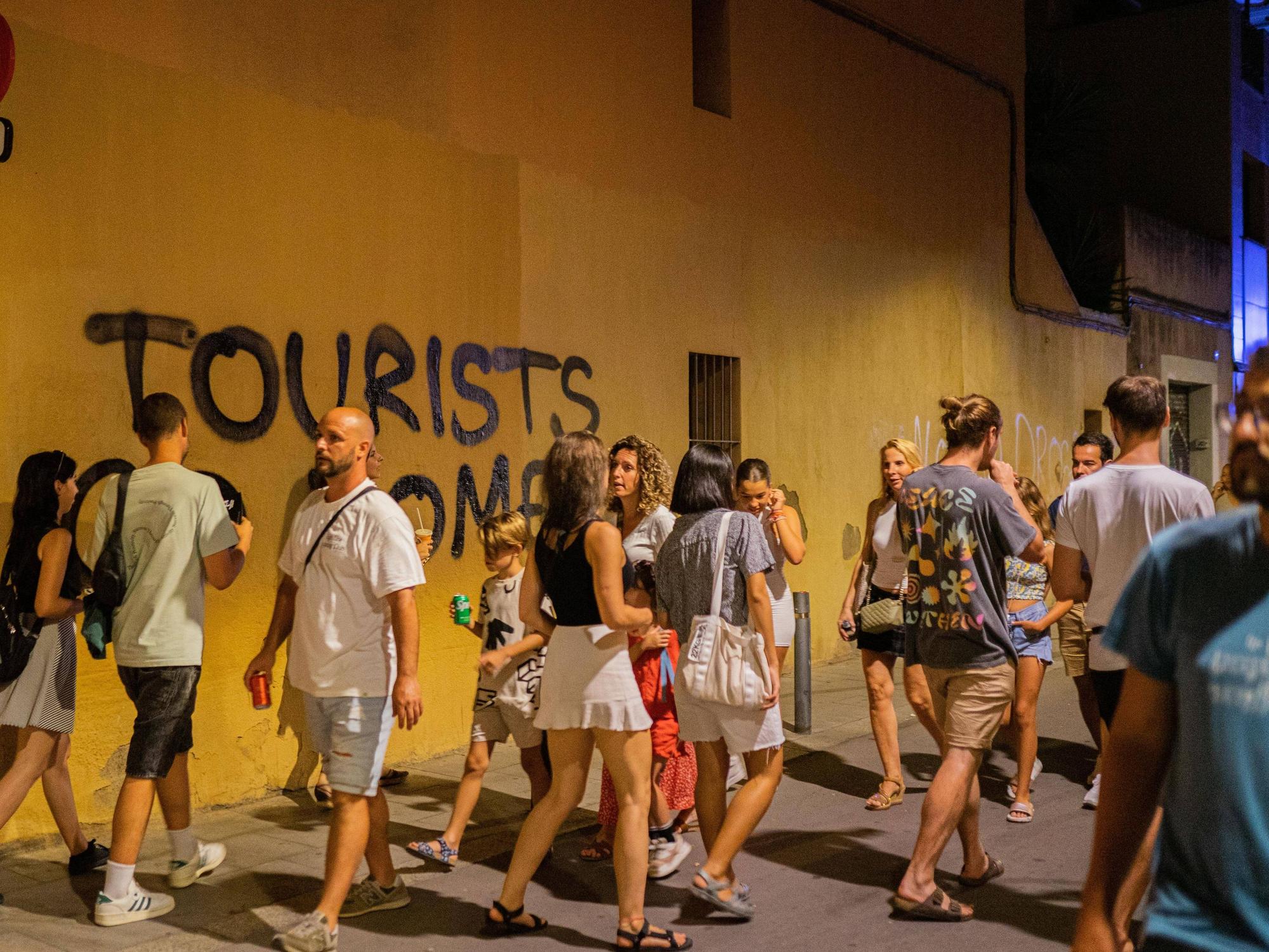 Ein Graffiti in Barcelona zeigt eine eindeutige Botschaft (2023): „Tourists go home“ – „Touristen, geht nach Hause“, steht dort.
